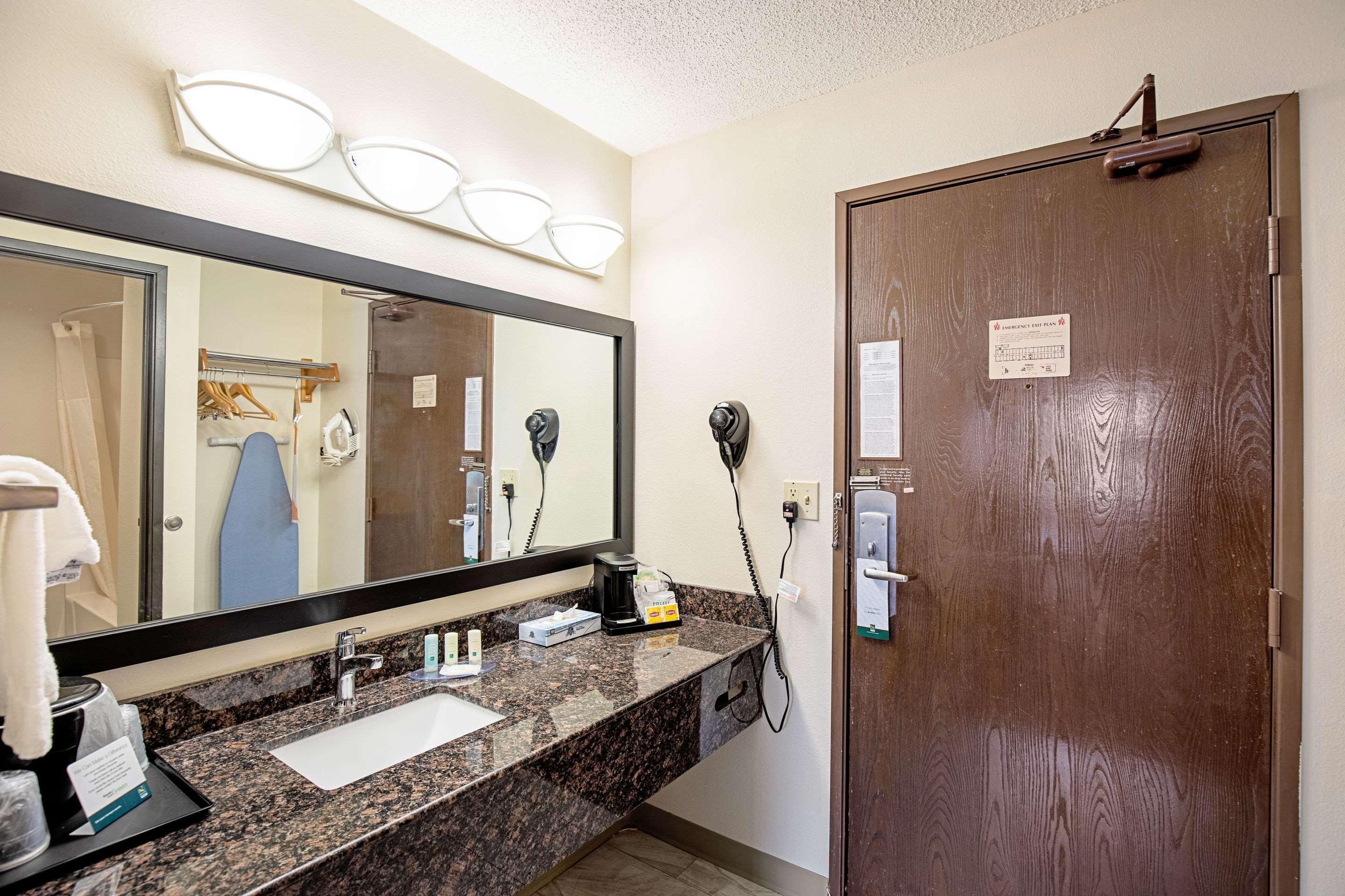 Quality Inn & Suites Milwaukee Esterno foto