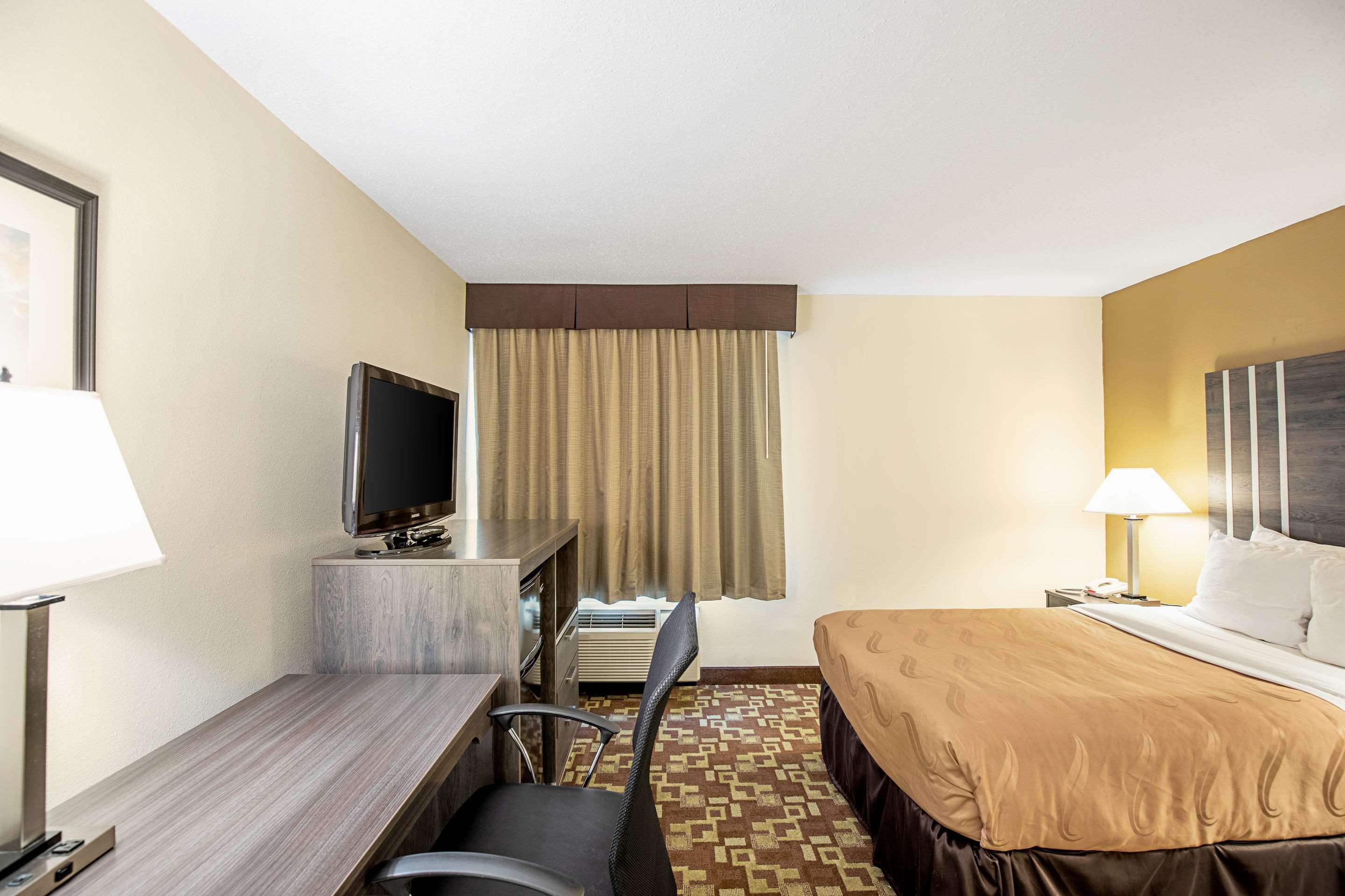Quality Inn & Suites Milwaukee Esterno foto