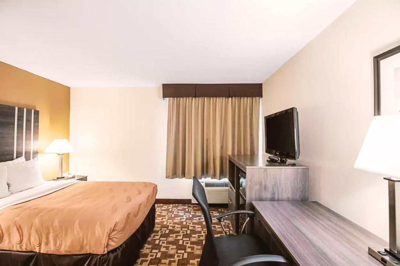 Quality Inn & Suites Milwaukee Esterno foto