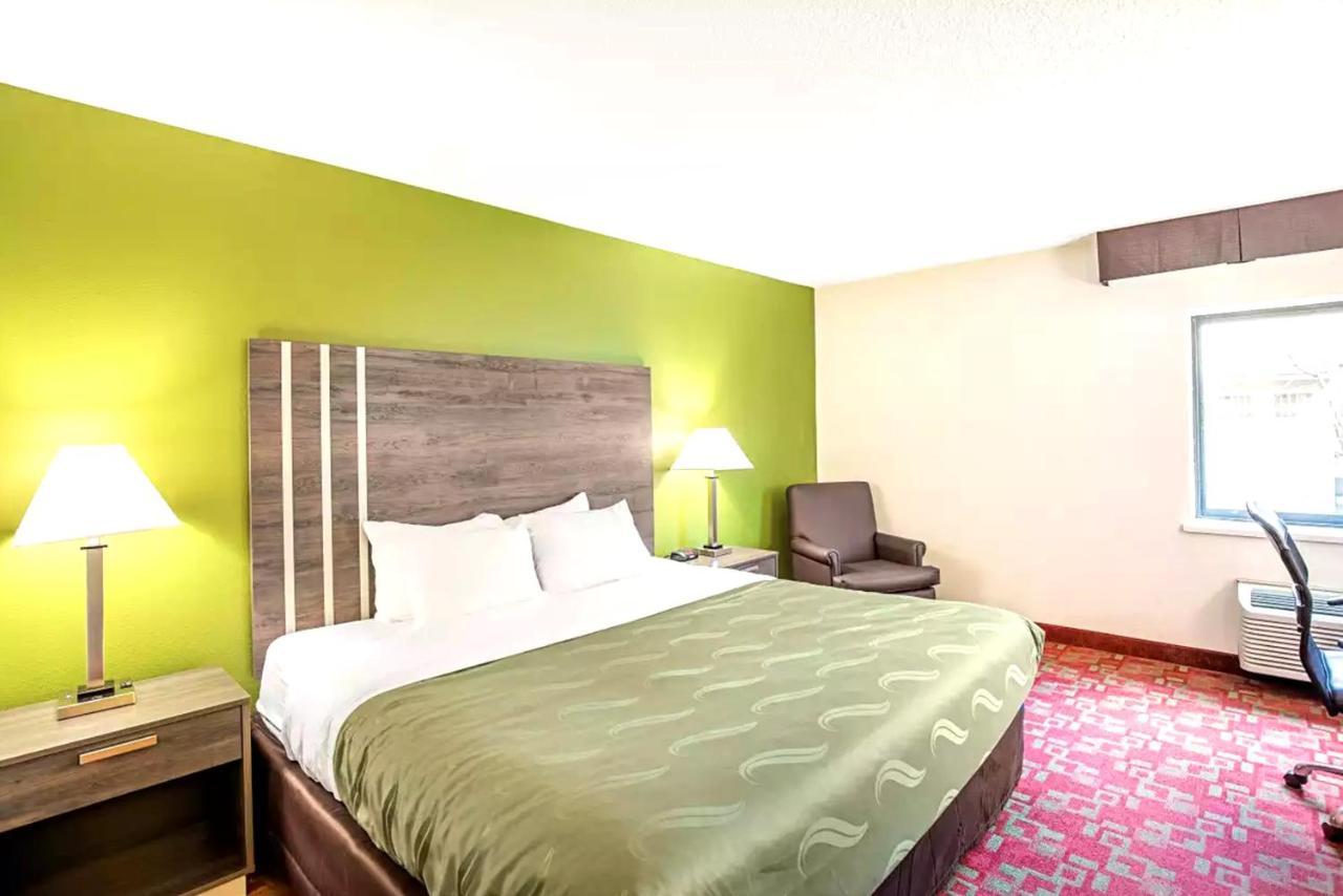 Quality Inn & Suites Milwaukee Esterno foto