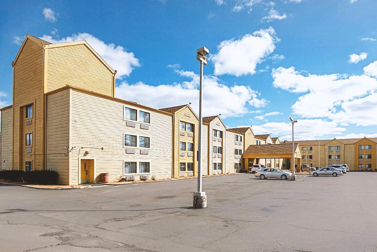 Quality Inn & Suites Milwaukee Esterno foto
