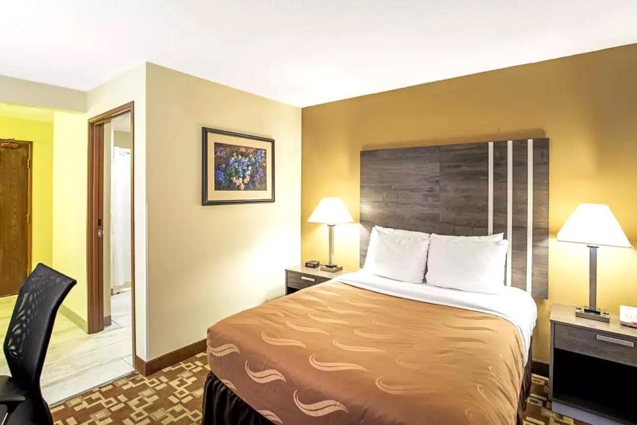 Quality Inn & Suites Milwaukee Esterno foto