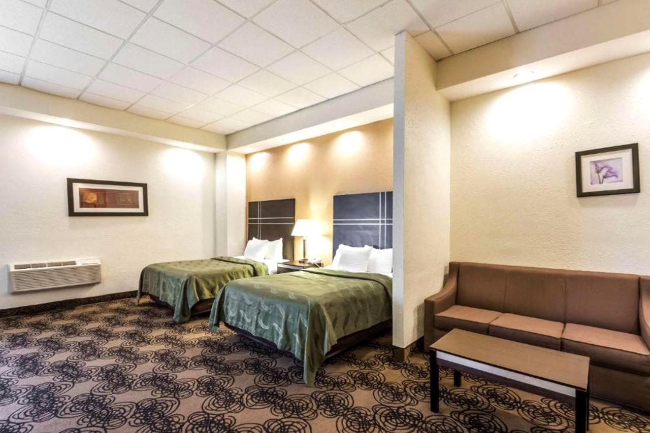 Quality Inn & Suites Milwaukee Esterno foto