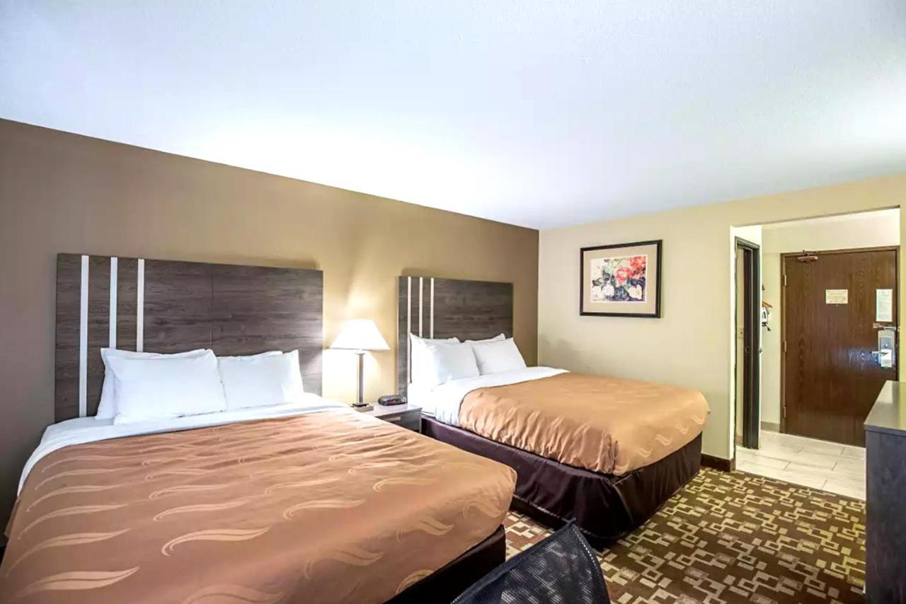 Quality Inn & Suites Milwaukee Esterno foto