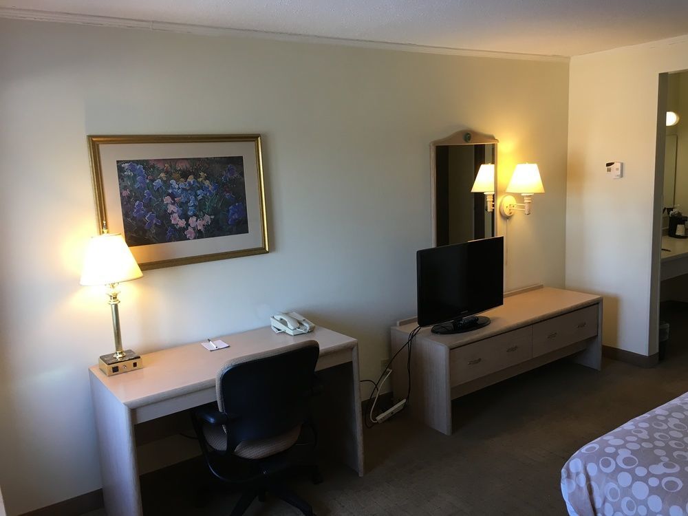 Quality Inn & Suites Milwaukee Esterno foto