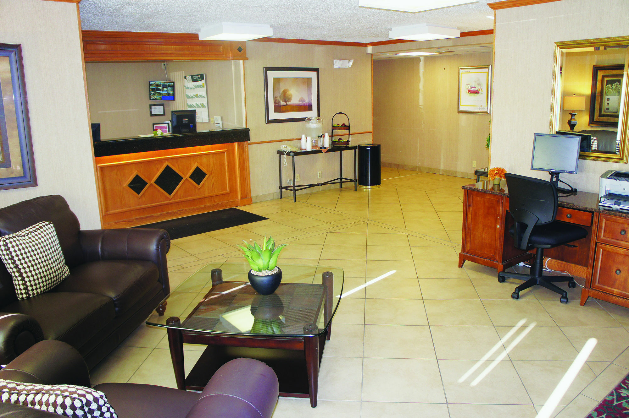 Quality Inn & Suites Milwaukee Esterno foto